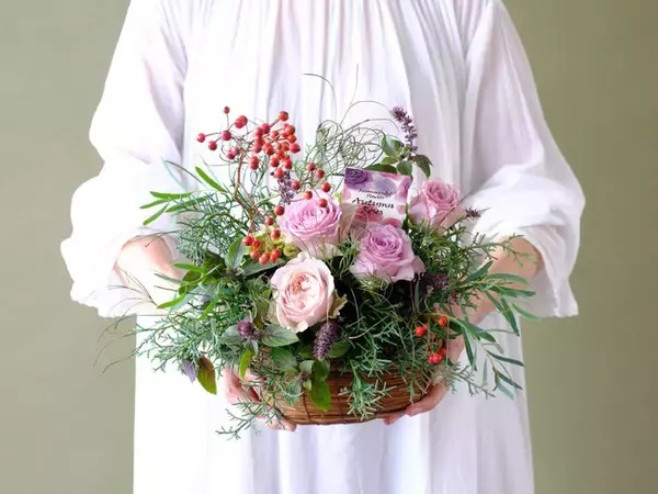 晩秋の澄んだ空気に美しく映える魅惑の「秋バラ」　季節の終わりに咲く優美な花の女王が、贈る人の想いをそっと包み込む