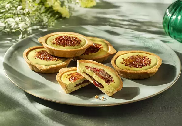 【春夏限定】東京駅で2年連続1位の『ブリュレクリームタルト』から“ピスタチオ味”が新登場！季節味も入った春ギフトも＜ブリュレメリゼ＞