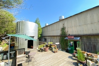 器は「暮らしと土地をつなぐメディア」。信楽焼ブランド「PLUS GARDEN」窯元が挑む体験型発信拠点「かまーとの森」