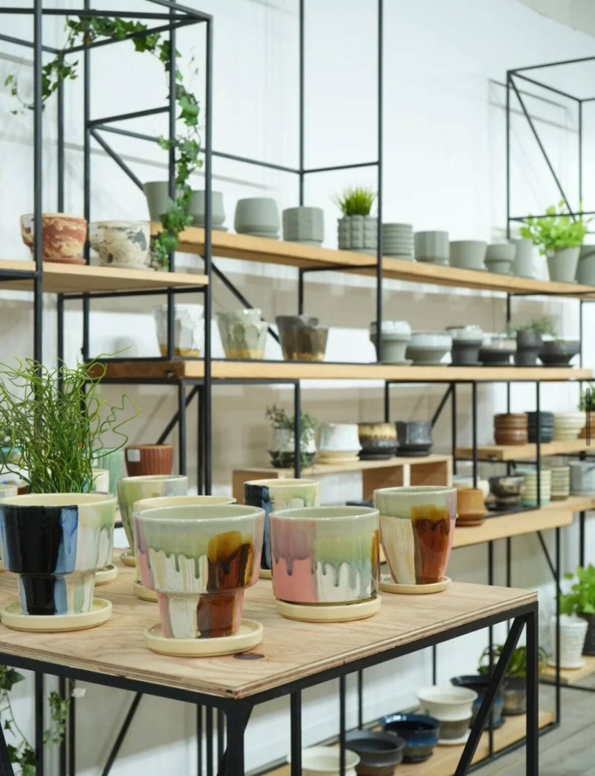 器は「暮らしと土地をつなぐメディア」。信楽焼ブランド「PLUS GARDEN」窯元が挑む体験型発信拠点「かまーとの森」