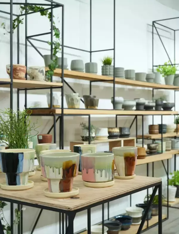 「器は「暮らしと土地をつなぐメディア」。信楽焼ブランド「PLUS GARDEN」窯元が挑む体験型発信拠点「かまーとの森」」の画像