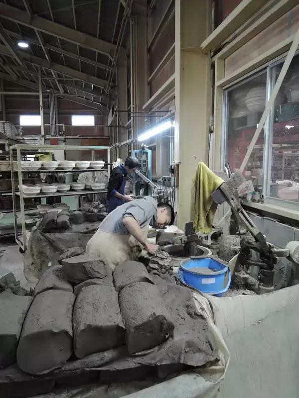 「器は「暮らしと土地をつなぐメディア」。信楽焼ブランド「PLUS GARDEN」窯元が挑む体験型発信拠点「かまーとの森」」の画像