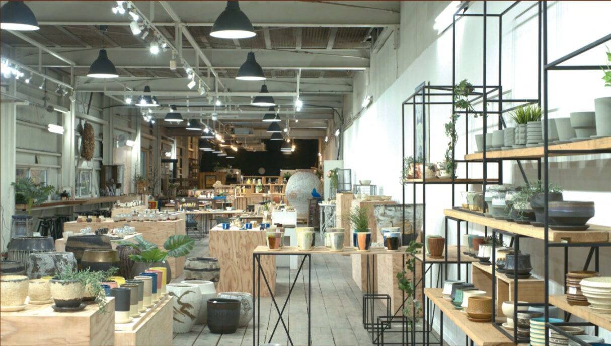 器は「暮らしと土地をつなぐメディア」。信楽焼ブランド「PLUS GARDEN」窯元が挑む体験型発信拠点「かまーとの森」