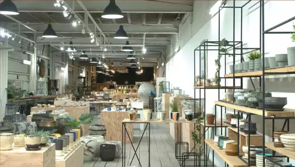 「器は「暮らしと土地をつなぐメディア」。信楽焼ブランド「PLUS GARDEN」窯元が挑む体験型発信拠点「かまーとの森」」の画像