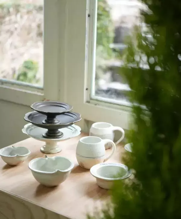 「器は「暮らしと土地をつなぐメディア」。信楽焼ブランド「PLUS GARDEN」窯元が挑む体験型発信拠点「かまーとの森」」の画像