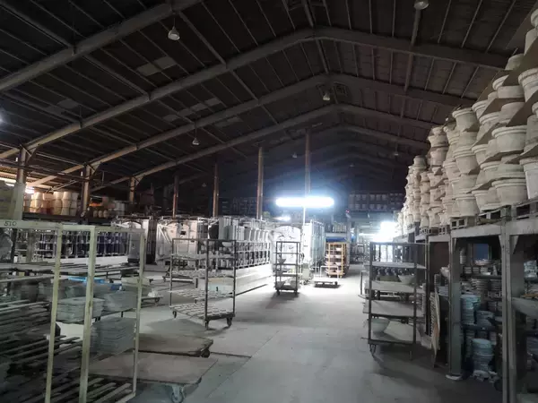 「器は「暮らしと土地をつなぐメディア」。信楽焼ブランド「PLUS GARDEN」窯元が挑む体験型発信拠点「かまーとの森」」の画像