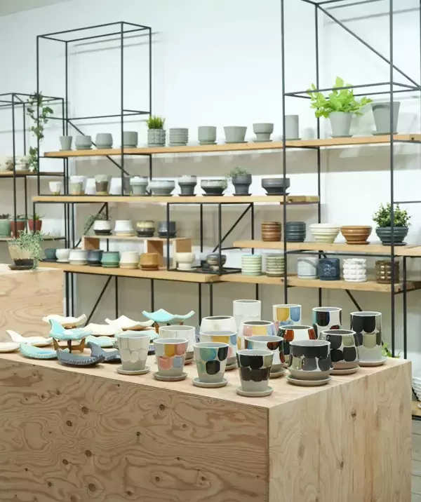 「器は「暮らしと土地をつなぐメディア」。信楽焼ブランド「PLUS GARDEN」窯元が挑む体験型発信拠点「かまーとの森」」の画像