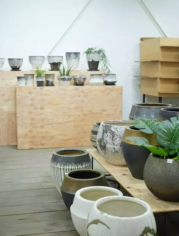 「器は「暮らしと土地をつなぐメディア」。信楽焼ブランド「PLUS GARDEN」窯元が挑む体験型発信拠点「かまーとの森」」の画像