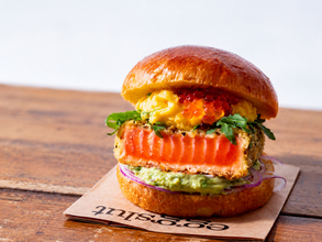 LA発、卵料理専門店【eggslut】月間700点以上を売り上げる人気メニュー「サーモンレアかつエッグサンド」9月15日(火)より販売！