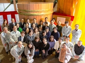 「伝統製法の醬油」継続を願い、生協組合員が生産者に巨大木桶を贈る