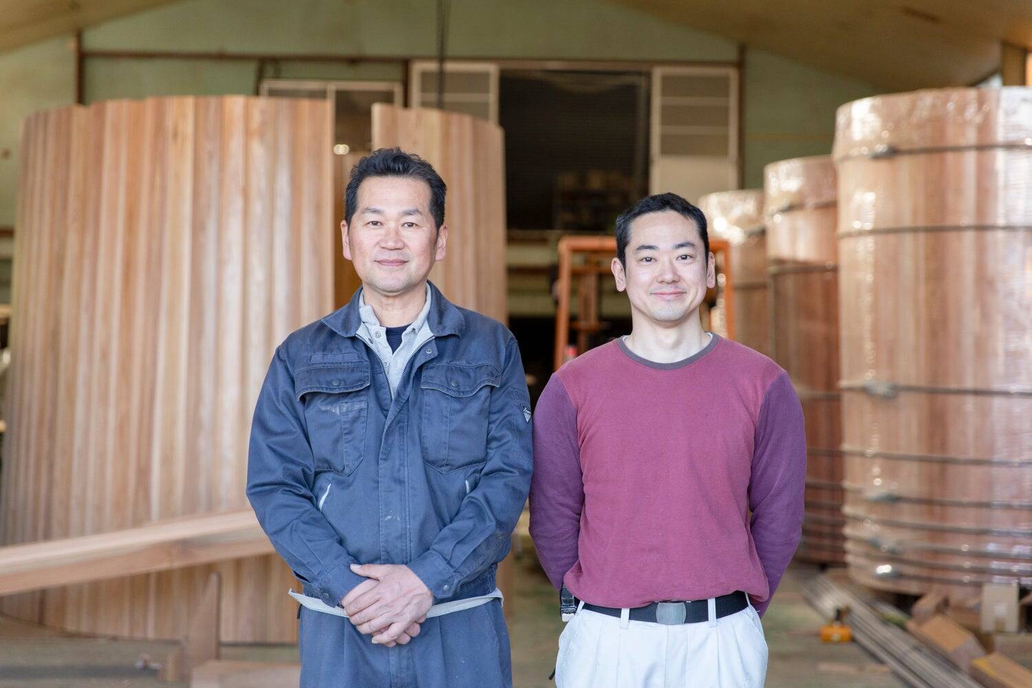 「伝統製法の醬油」継続を願い、生協組合員が生産者に巨大木桶を贈る