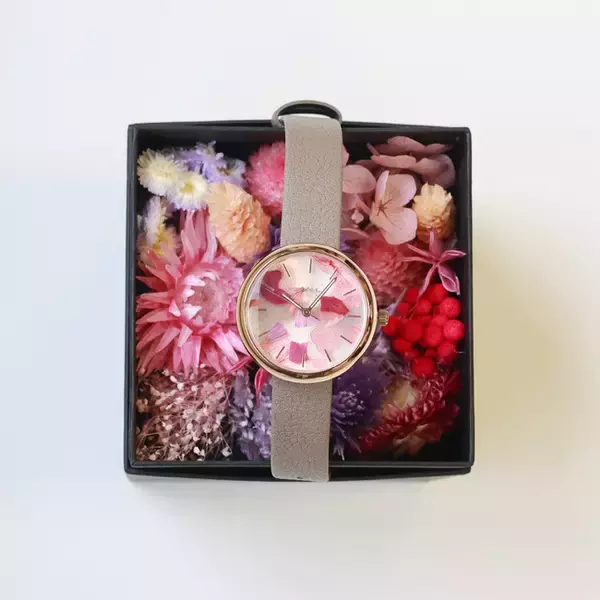 母の日の贈り物に。前田有紀さんのフラワーブランド「gui flower design」とのコラボレーション腕時計『SPICA × gui』より、数量限定モデルを発売！