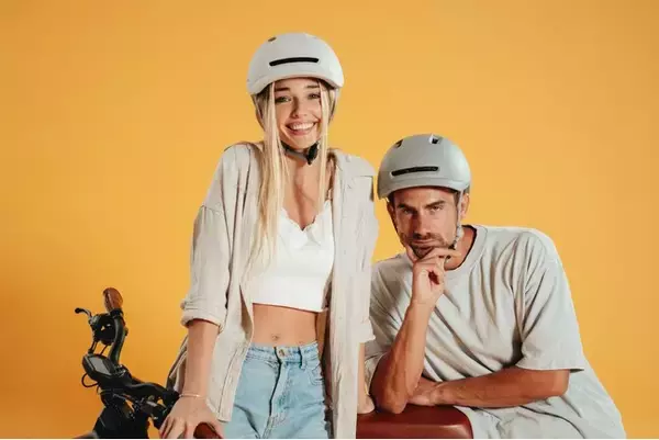 「自転車用、次世代スマートヘルメット「UNIT 1（ユニットワン）」が日本上陸。自動ブレーキライト、ウィンカーで新しい体験を。」の画像