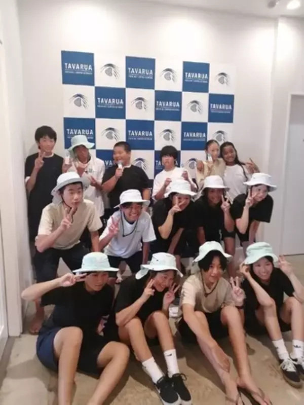 TAVARUA、青島中学校サーフィン部へUVアイテムを寄贈