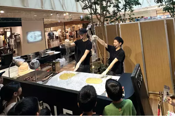 ”街の小劇場”のキャンディパフォーマーが東京ソラマチに初出張　キャンディパフォーマンスやカット体験が楽しめる貴重な夏休み企画　「PAPABUBBLE」出張イベント　8月9日（金）～25日（日）開催