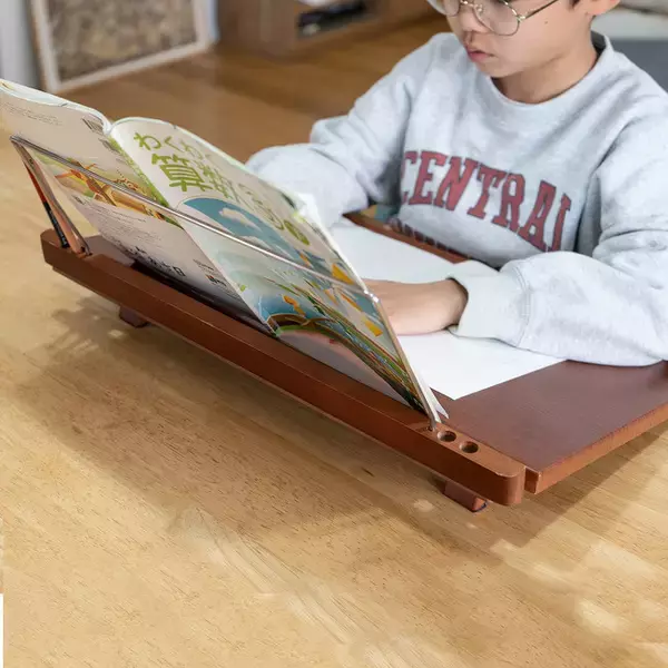 約10°の程よい傾斜を作り、学習時の姿勢を矯正できるライティングボードを6月3日発売