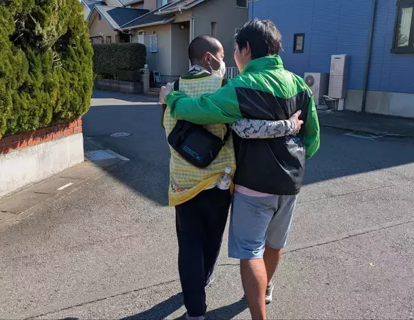 「「二度と会えなくても、あの子が安心して暮らせるなら」強度行動障害の息子を託した母の決断。グループホームと重度訪問介護の併用が実現した地域移行の実例」の画像