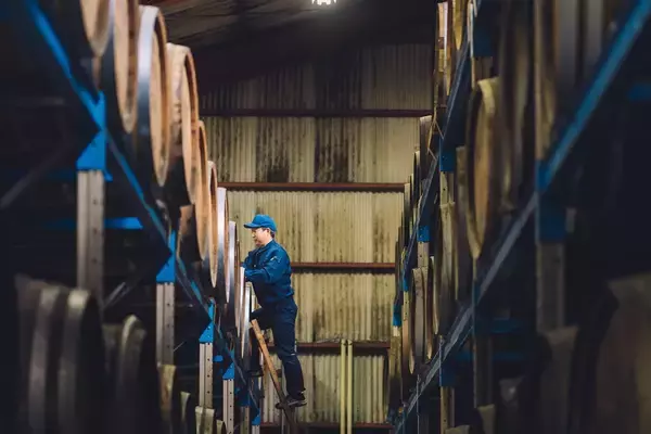 「30年以上の歳月と熟成のプロが辿り着いた「黄金比」。3種の熟成酒が織りなす「奇跡の梅酒」誕生の裏側」の画像