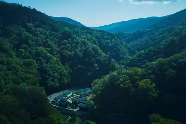 「エスパシオ 箱根迎賓館 麟鳳亀龍」2024年春 開業～ 静寂に包まれながら本物の快適を追求する隠れ家のようなヴィラ～