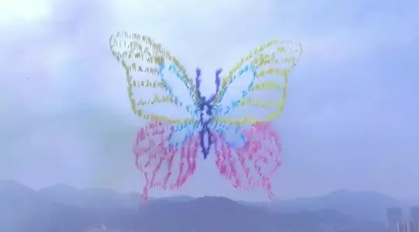 国内初、昼間の空を彩る新感覚ドローンショー　レッドクリフが「ドローンインパルス(R)」サービス提供開始