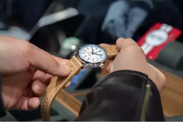 ブライトリング、新作トップタイムの誕生を祝し佐藤琢磨とサーキットイベントを開催