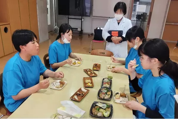 【九州ダイエットクック×佐賀女子高等学校×スーパーモリナガ】地元・佐賀の高校生と共同開発した総菜を限定販売～佐賀県の食材を活用したメニューで地域の魅力を発信する4年目の取組み～