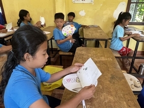 ガシャポンから出てきたのは、命を守り、国境を越える「ことば」。なかよし学園、カンボジアで「おもちゃ×EORE×識字教育」を実施