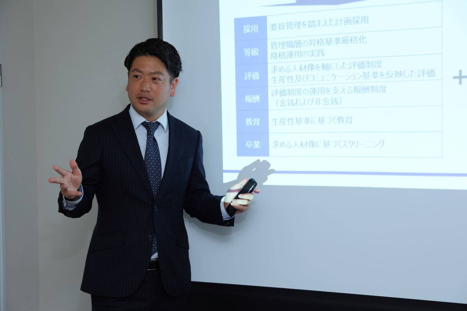 セレクションアンドバリエーションが打ち出す、評価者教育サービスライン。非俗人化の評価者研修で、部下の活躍を後押し。