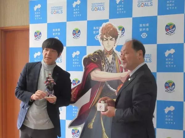 高知県室戸市「室戸岬灯台」を擬人化したキャラクターが完成！「燈の守り人」製作委員会プロデューサーが植田壯一郎市長を表敬訪問しキャラクター贈呈式を実施しました