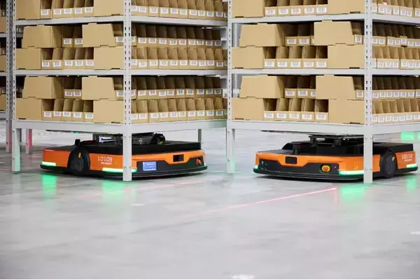 狭小スペースにも対応 ユニークで革新的なピッキング用自動搬送システムを開発