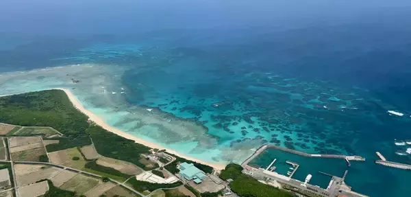 有人島最南端の波照間島でヘリコプターの遊覧イベントを実施！サンゴ礁がよく見える大潮の「ハマウリ」に合わせ、4/21(金)-23(日)の3日間催行