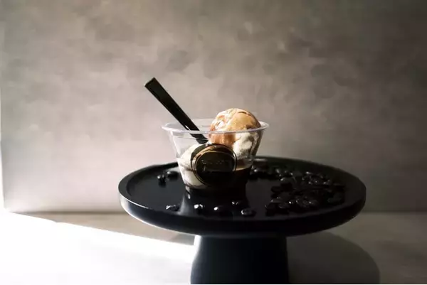 東京・水天宮のディカフェ専門コーヒースタンド『de.coffee roasters』から夏限定メニュー「アフォガート」＆「コーヒーフロート」が新登場！