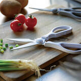 「【新商品】食材がくっつきにくい、食器洗浄機で洗えるふっ素加工のキッチンバサミが新登場。」の画像1