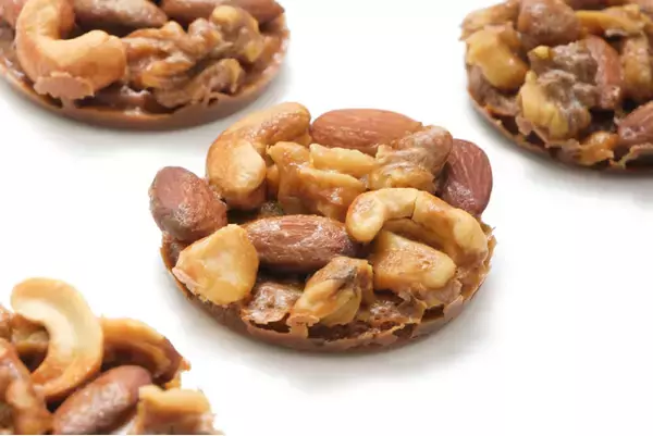 甘さの奥にほんのり塩味。濃厚キャラメルとナッツの旨みを閉じ込めた『香ばしキャラメルナッツタルト』をスナックミーオンラインストアで期間限定発売