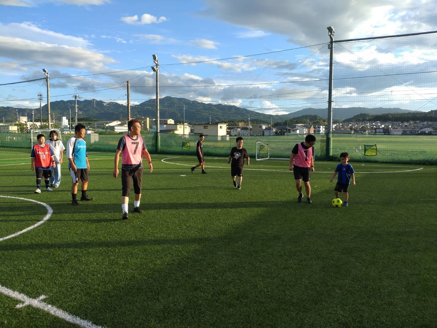 歩いて楽しむミニサッカー「ウォーキングフットボール」の聖地をめざす。滋賀県湖南市のスタジアムから魅力を発信