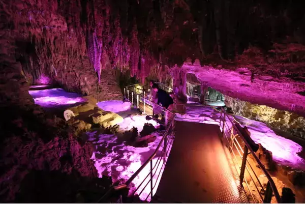 「【沖縄・バレンタイン特別企画】国内最大級の鍾乳洞で地底デート！『ピンクワールド in 玉泉洞』」の画像