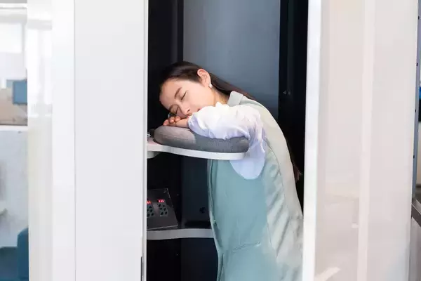 「仮眠の文化を日本へ！世界初となる“立ち寝”仮眠ボックス「giraffenap」の開発秘話と広葉樹合板株式会社の新たな挑戦」の画像