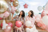 「【品川プリンスホテル】さくらバルーンが彩る華やかなお部屋で卒業を祝う『卒旅さくらステイ』が登場」の画像1