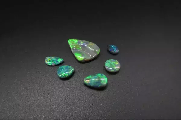 【掌の宇宙展】　時空を越える深淵なる神秘性との出会い。ライトニングリッジ産ブラックオパールコレクション。9月26日（金）～28日（日）