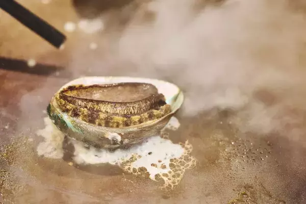 「2023年3月10日（金）東京ミッドタウン八重洲に“最高級和牛×海鮮”鉄板焼きの新店舗「加藤牛肉店　小川のうに」がオープン！」の画像