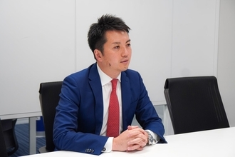 2026卒採用人数が過去最多を記録。人事部長が語る「最近の就活生」と「DYMに向く人材」。「ずっと満足しない人たち」を求める「正解を選ぶな。正解を創れ」の真意