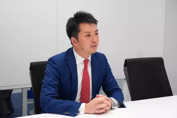 2026卒採用人数が過去最多を記録。人事部長が語る「最近の就活生」と「DYMに向く人材」。「ずっと満足しない人たち」を求める「正解を選ぶな。正解を創れ」の真意