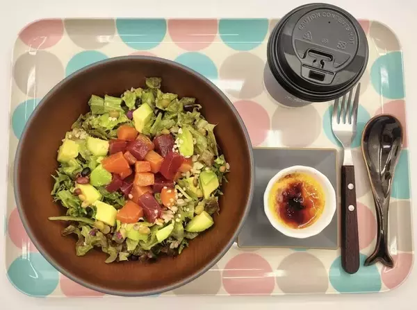 道の駅で千葉県Google口コミ件数１位の『保田小学校』にあるcafe＆diner front village diner が房総の新名物【房総ポキ】を開発！人気のバランス給食スタイルで提供！！