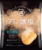 「-日本の“夏”を燻塩（くんえん）で味わう-“ヒッコリースモークチップ”で燻製したポテトチップス「KOIKEYA The燻塩 夏の燻製」 湖池屋オンラインショップにて数量限定発売」の画像1
