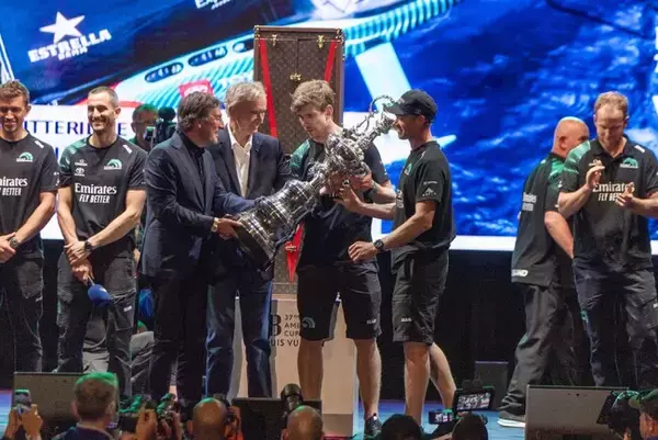 【ルイ・ヴィトン】エミレーツ・チーム・ニュージーランドがルイ・ヴィトン 第37回アメリカズカップ バルセロナで勝利
