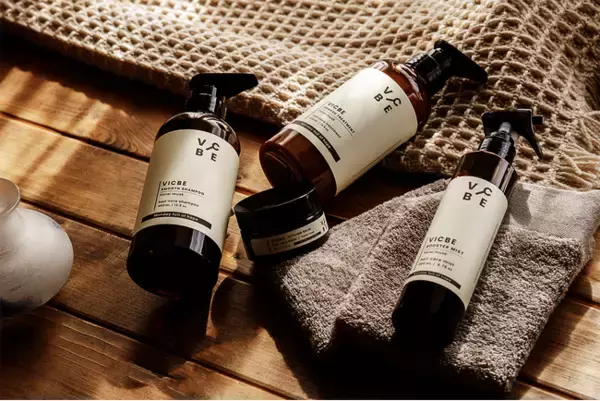 「『VICBE（ビクビー）』誕生──髪を洗う、それは “自分を整える儀式”。スキンケア発想の美容成分と香水のような香りで、月曜日を希望に変えるヘアケア体験を。」の画像