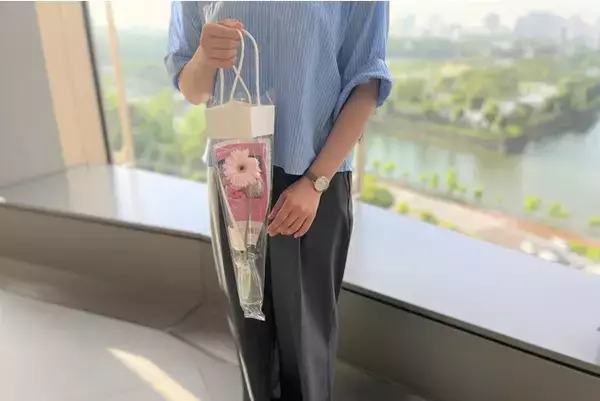 出勤したオフィスワーカーへ花を配布し、オフィスや自宅に「花のある日常」を提供する「life with flower」プロジェクトを、オフィスワーカー向けイベント『日比谷SDGsウィーク』にて開催