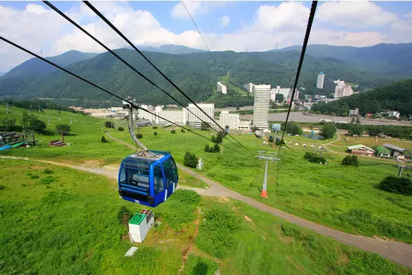 【苗場プリンスホテル・苗場スキー場】オープンエアーで、苗場の大自然を満喫！「苗場サマーパーク」夏季営業開始