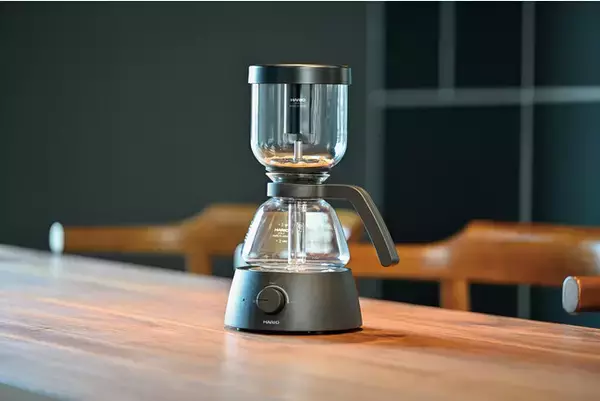 喫茶店の本格サイフォンコーヒーをもっと身近に。火を使わず手軽に愉しめる、電気式のサイフォンコーヒーメーカー　HARIO　「Electric Coffee Syphon」　新登場