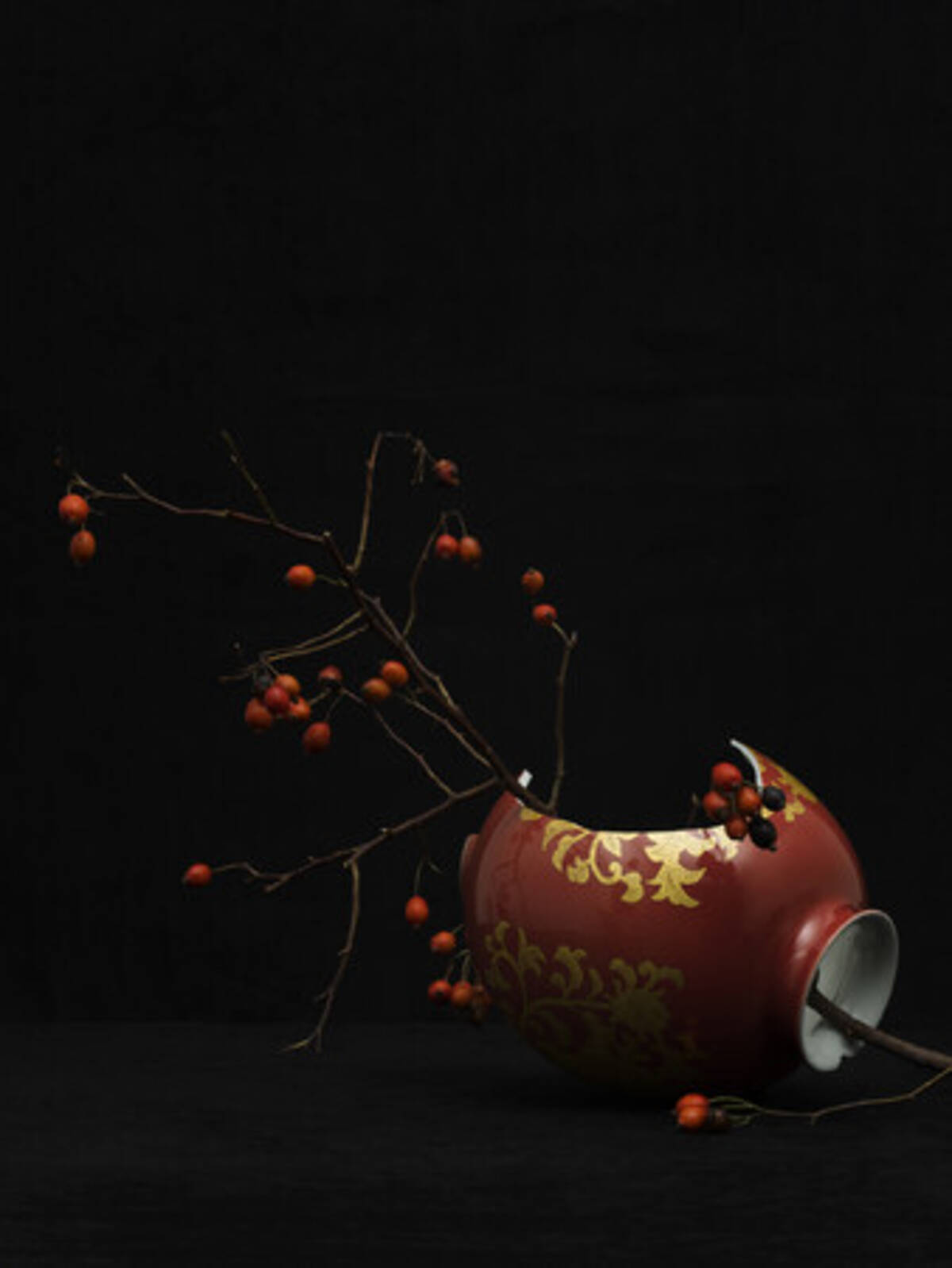 闇窯 高画質 YUGEN Gallery】個展開催中!破壊された陶磁器に宿る美しさを写し取った写真家・蓮井幹生の独占インタビューを公開 (2025年1月24日) -  エキサイトニュース